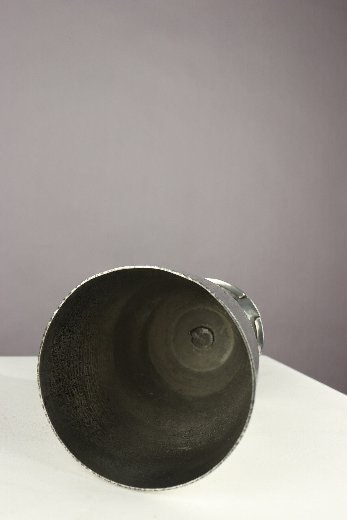 Vase en métal argenté par Jean Després